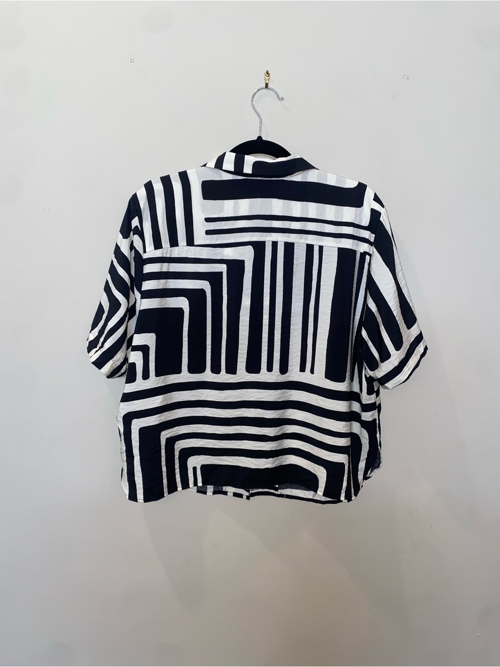H&M Black and White Geometric Short-Sleeve Button-Up Cropped Shirt - Picture 4 of 5